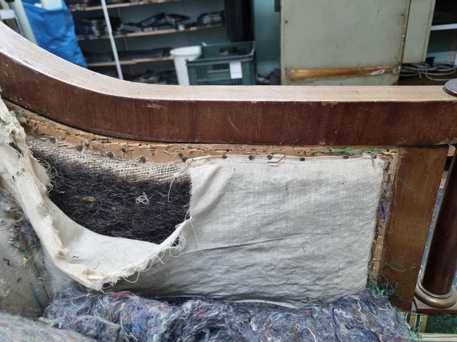 Lavice z 18. století – kompletní renovace - fotka 3 z 4