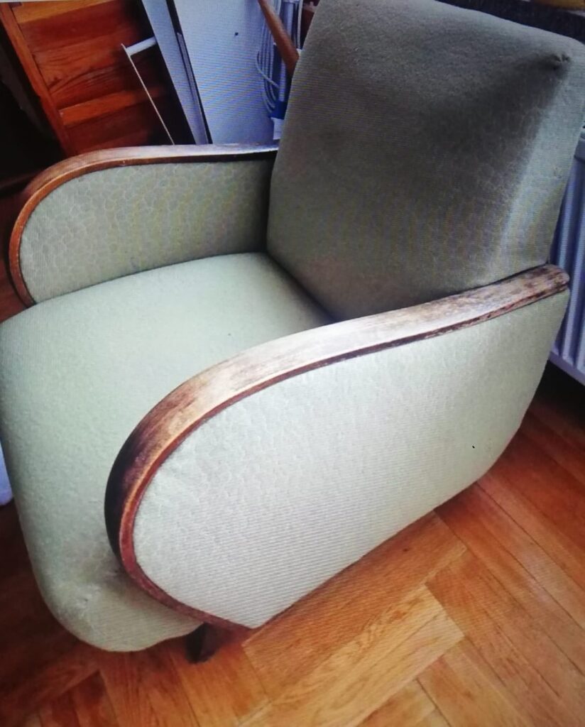 Světle zelené klubové křeslo - původní stav